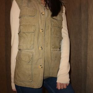 Trails design vest. Large Olive green